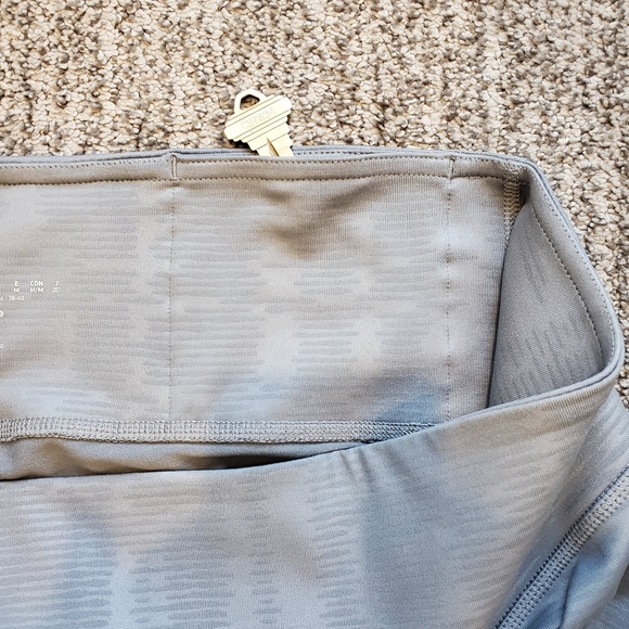 EUC Adidas Climalite Mid Rise Capri Leggings/Yoga Pants Grey Medium - Picture 7 of 9